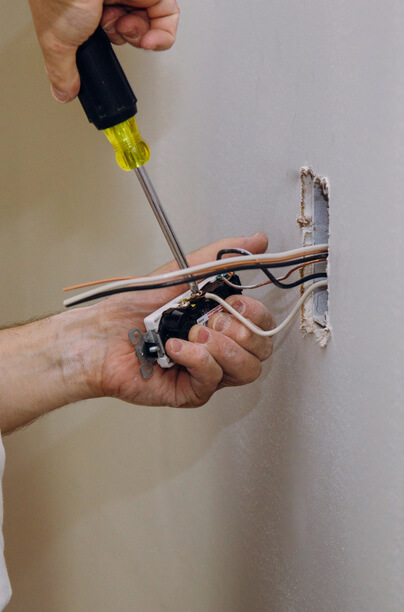 img - installation-of-electrical-sockets-in-hand-of-electrician-installing-wall-outlet